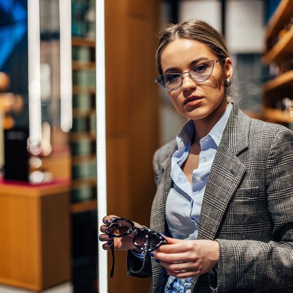Junge Frau mit Brille - Brillenmode für jeden Stil