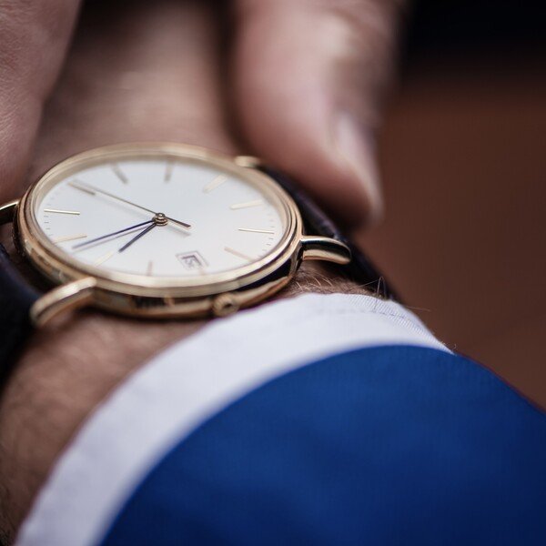 Mann betrachtet elegante Armbanduhr - Uhren-Sortiment Optik Österreicher